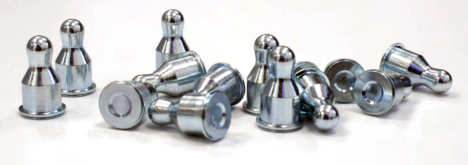 Grupo de pernos de bola de cabeza oculta autoremachables BS14, fabricados en metal mecanizado con precisión, exhibidos sobre una superficie blanca.